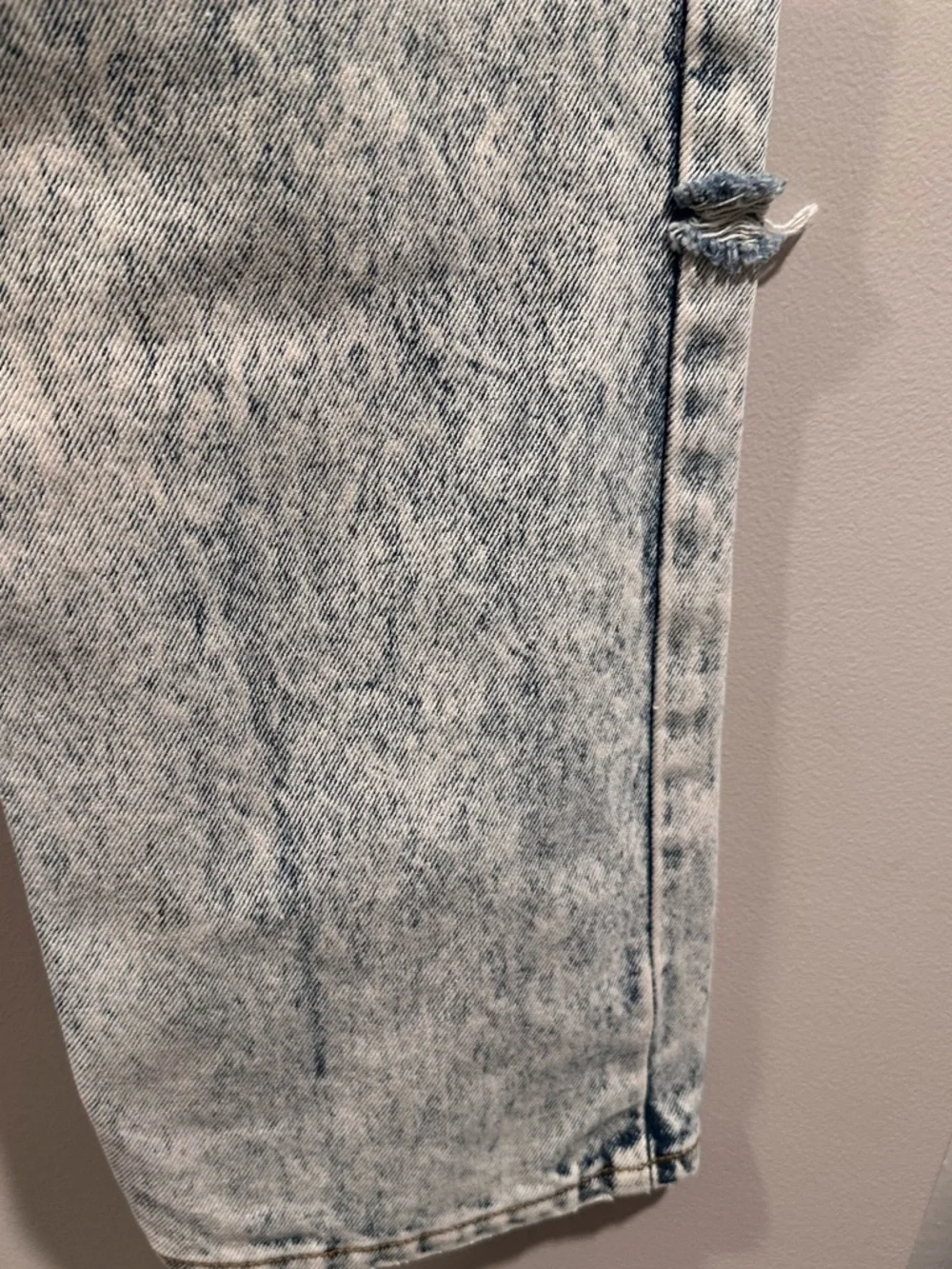 Jordache Men’s Slim Acid Wash Gray Jeans - Picture 14 of 16
